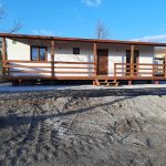 Maison mobile T3 de 72 m² – 3 chambres, 2 salles de bain, style traditionnel avec terrasse bois