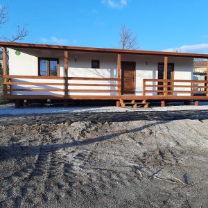 0094e6_b73827ddb1d34ac7a67a16860931396f~mv2 Maison mobile T3 de 72 m² – 3 chambres, 2 salles de bain, style traditionnel avec terrasse bois