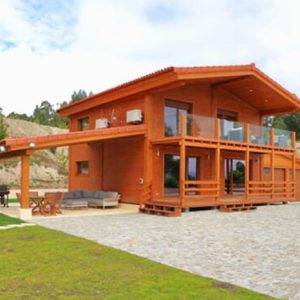 Maison T3 en bois 240 m² – 3 suites, 2 étages, garage – Style rustique