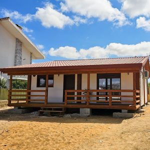 b8cfa3_105cfff1ee3e4c23b8ea6e4eccc2419f~mv2 Maison modulaire T2 en bois – 92 m² – 2 chambres, style rustique chaleureux