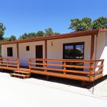 Maison mobile T3 de 100 m² – Style traditionnel avec 3 chambres, 2 salles de bain et terrasse bois