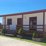 Maison mobile T2 de 54 m² – 2 chambres, style traditionnel avec terrasse bois