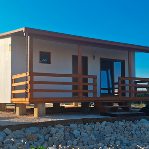 Maison modulaire T1 de 56 m² – 1 chambre, terrasse en bois – Style traditionnel